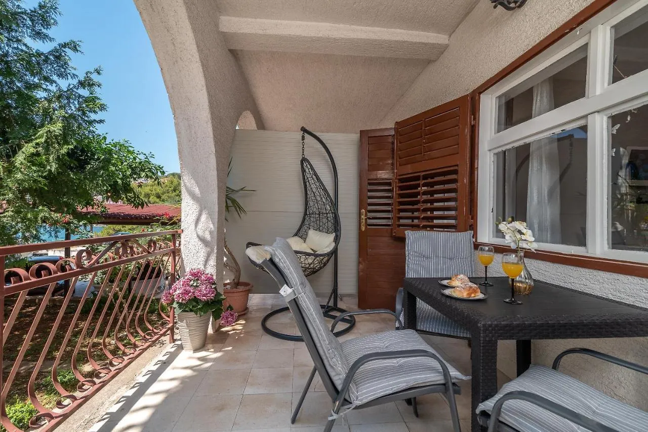 Apartments Villa Mirella 20 M From The Sea - Free Parking تروغير