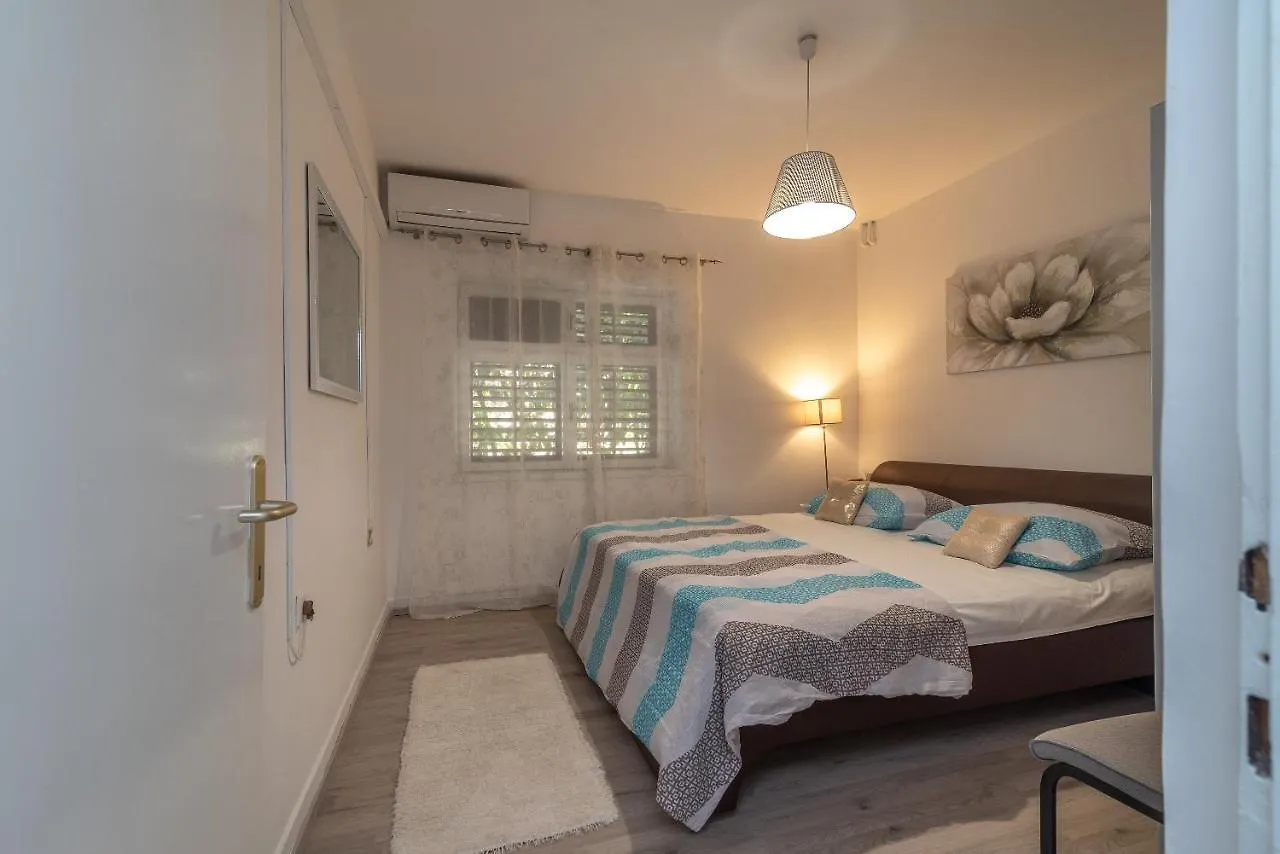 Apartments Villa Mirella 20 M From The Sea - Free Parking تروغير
