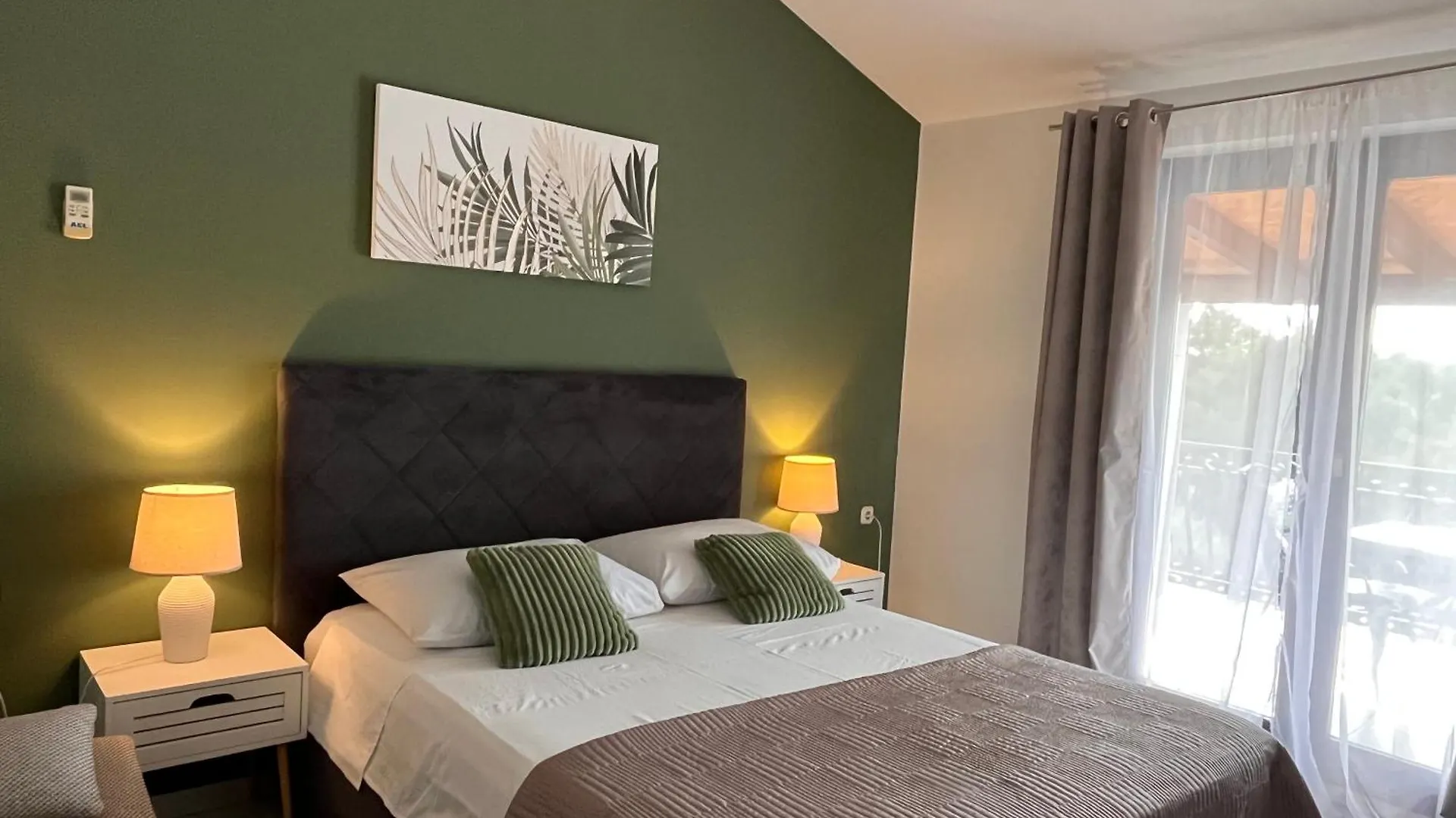 Apartments Villa Mirella 20 M From The Sea - Free Parking تروغير